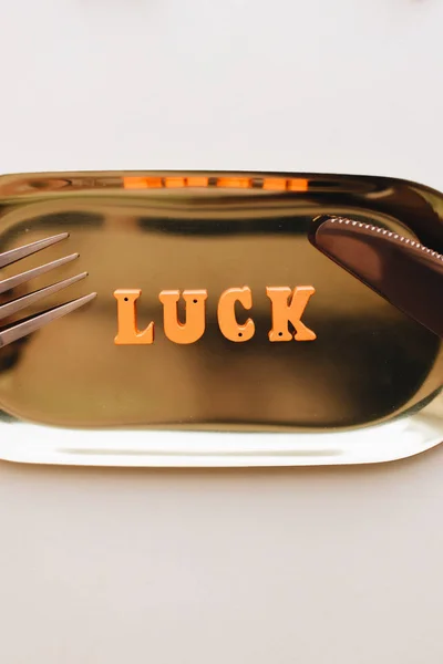 Letras Madera Coloridas Bandeja Metal Con Tenedor Cuchillo Letras Luck — Foto de Stock