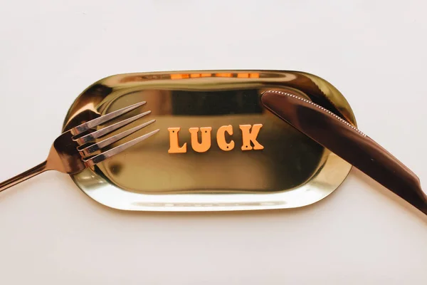 Letras Madera Coloridas Bandeja Metal Con Tenedor Cuchillo Letras Luck — Foto de Stock