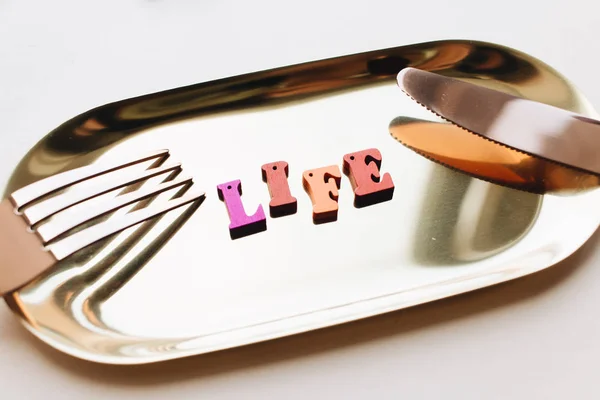 Letras Madera Colores Bandeja Metal Con Tenedor Cuchillo Letras Life — Foto de Stock