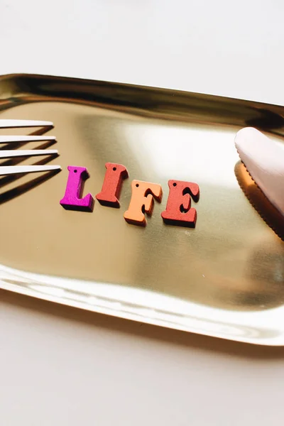 Letras Madera Colores Bandeja Metal Con Tenedor Cuchillo Letras Life — Foto de Stock