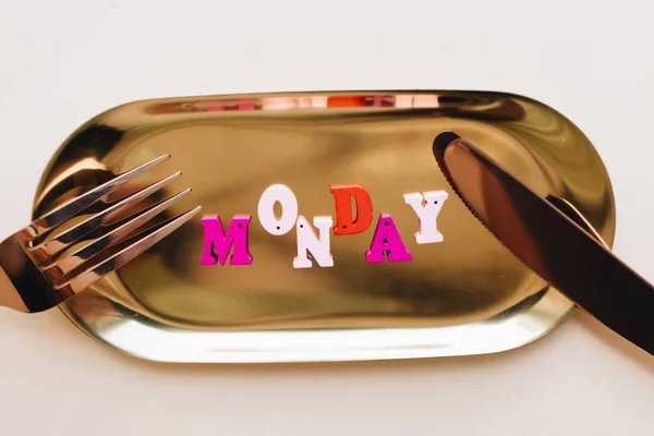 五颜六色的木制字母 金属盘子上有叉子和刀 星期一字母 — 图库照片