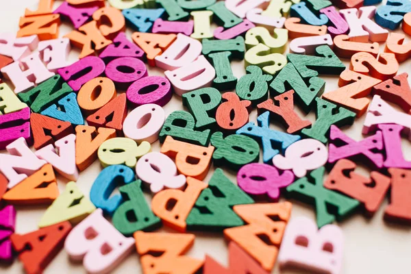 Letras Madera Dispersas Pequeñas Coloridas — Foto de Stock