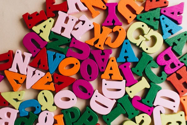 Letras Madera Dispersas Pequeñas Coloridas — Foto de Stock