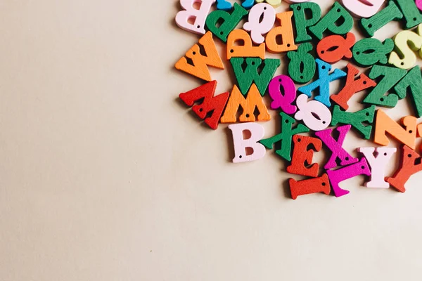 Letras Madera Dispersas Pequeñas Coloridas — Foto de Stock