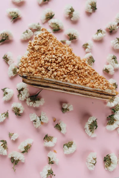 Morceau Délicieux Gâteau Frais Pétales Floraux — Photo