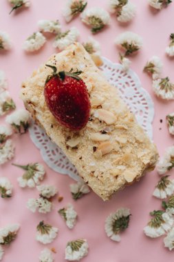 lezzetli taze Napoleon kek kırıntıları ve çilek parçası