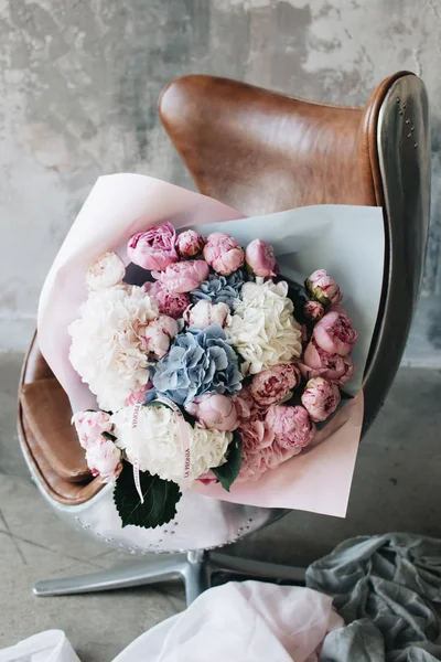 Hermoso Ramo Primavera Tiernas Flores Rosadas Sillón Elegante Decoración Floral — Foto de Stock