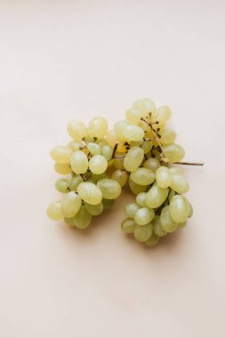 Bej arka planda bir demet beyaz üzüm