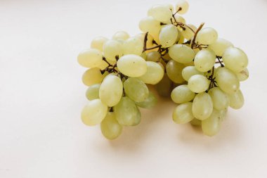 Bej arka planda bir demet beyaz üzüm