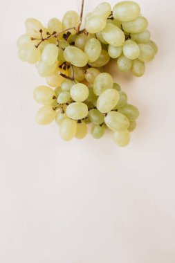 Bej arka planda bir demet beyaz üzüm
