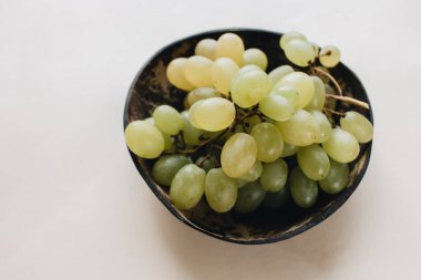 Bej arka planda bir demet beyaz üzüm