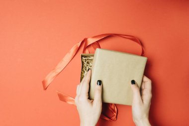 Kırmızı arkaplanda hediye, selamlama, selamlama