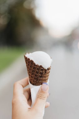 Dondurma külahını tutarken