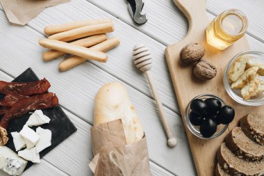 Peynir, ekmek, abur cubur, yemek hazırlama, beyaz arka planda metal tirbuşon.