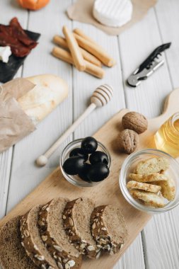 Peynir, ekmek, abur cubur, yemek hazırlama, beyaz arka planda metal tirbuşon.