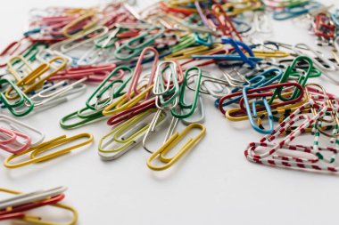 Beyaz arkaplanda izole edilmiş renkli ataç yığını