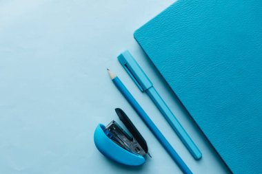 İş yeri konsepti. Üst Manzara. Okul kırtasiyesi seti.