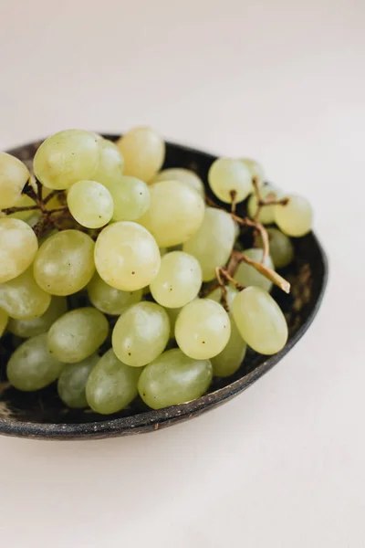 Bouquet Raisins Blancs Sur Fond Beige — Photo