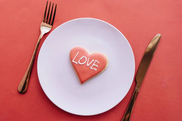 Galleta Amor Rojo Plato Blanco Tenedor Cuchillo Mesa Roja Vajilla — Foto de Stock