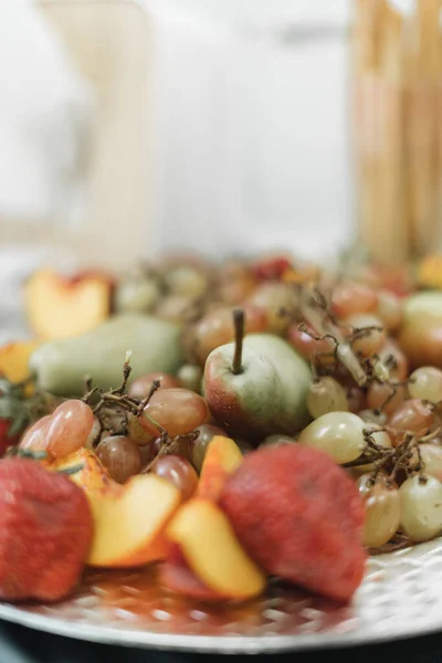 Pile Raisins Verts Frais Poires Pommes Dans Bol — Photo