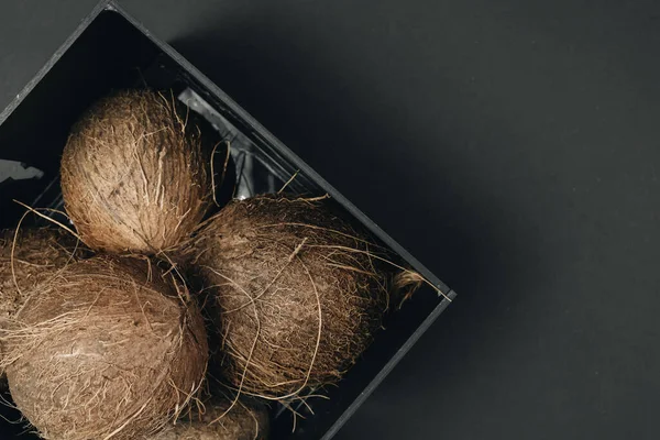 Stapel Kokosnoten Tropisch Fruit Zwarte Achtergrond — Stockfoto