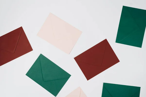 Vista Superior Envelopes Sobre Fundo Branco — Fotografia de Stock