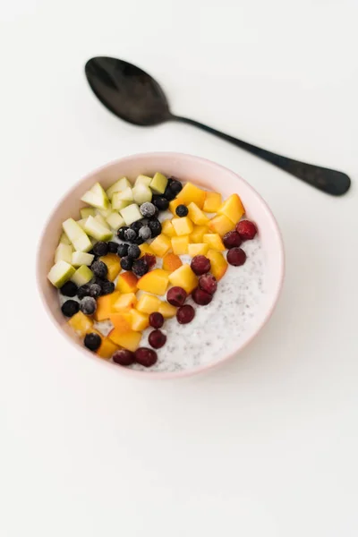 Zdrowa Owsianka Domowej Roboty Owocami Posiłek Śniadaniowy Dietetyczny Izolowany Białym — Zdjęcie stockowe
