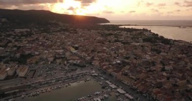 LEFKAS, GREECE, marinanın havadan görüntüsü, adanın ve kıyı şeridinin insansız hava aracı görüntüsü, su, yat, Yunanistan 'da sonbahar günbatımı zamanı 4K seyahat videosu