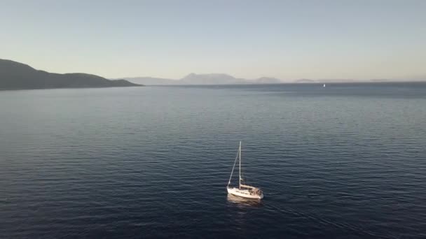 Air View Beautiful White Luxury Yacht Путешествия Яхтинг Концепция Парусного — стоковое видео