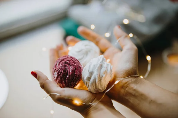 Kadın Ellerinde Pembe Beyaz Şekerlemeler — Stok fotoğraf