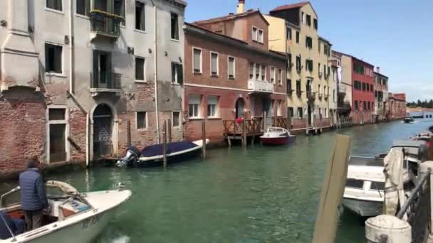 Barco que navega através do canal — Vídeo de Stock