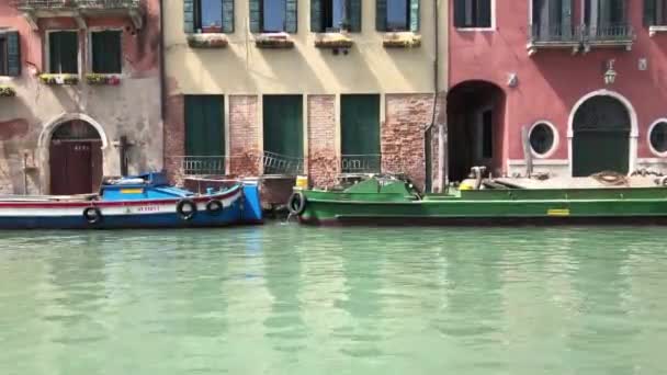 Човни і будинок на воді каналом у Венеції v2 — стокове відео