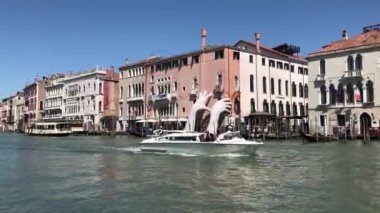 Büyük eller ve Grand Canal Venedik v2 gemilerde