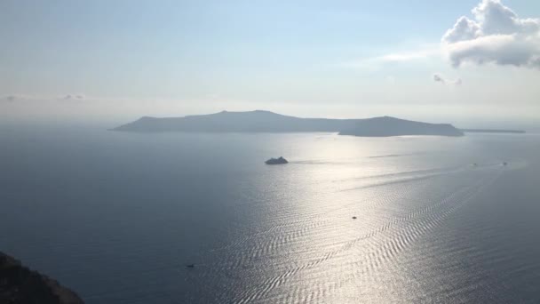 Ett fartyg nära Santorini Island — Stockvideo