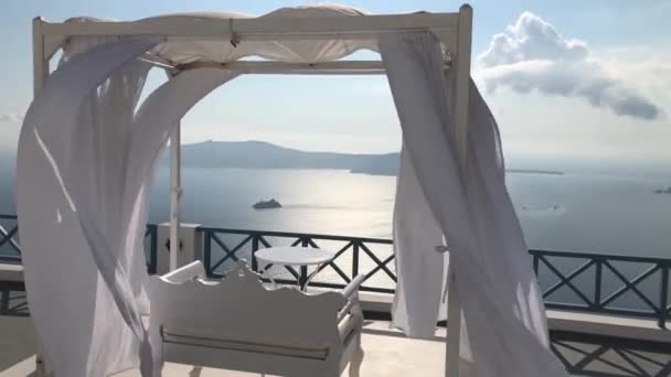 Santorini denize bakarak balkon — Stok video