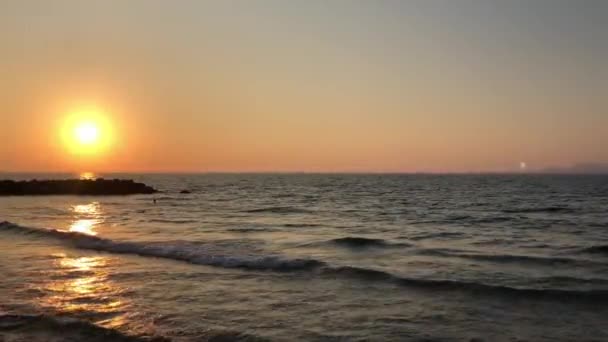 美丽的落日笼罩着大海 图库视频片段