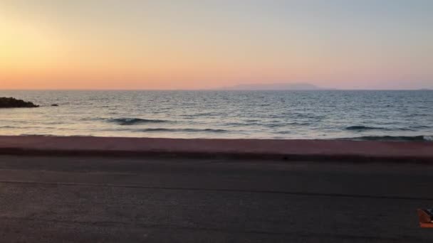 Lugna havet i solnedgången — Stockvideo