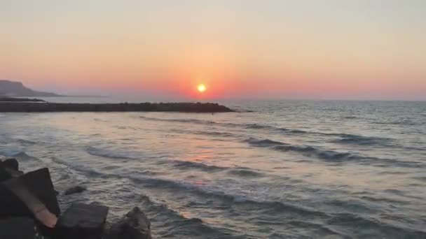 Puesta de sol sobre la playa — Vídeos de Stock