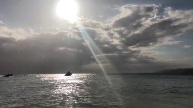 Günbatımı okyanus üzerinde. Gün batımında yelkenli tekne