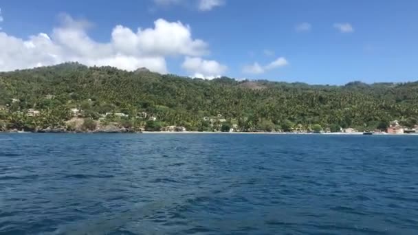 Vue depuis le bateau sur la péninsule de Samana en République dominicaine 
