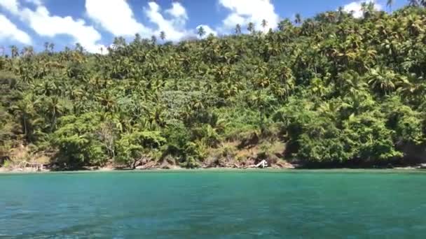 Vue depuis le bateau sur la péninsule de Samana en République dominicaine 3 Vidéo De Stock