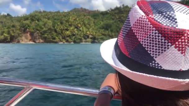 La fille regarde d'un bateau sur la péninsule Samana en République dominicaine Vidéo De Stock Libre De Droits