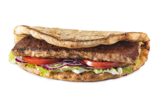 Griekse Pita Met Vlees Salade Tomaat Saus Geïsoleerd Wit Stockafbeelding