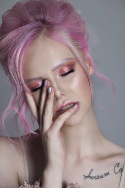 pembe saçlı kadın parlak kalıcı makyaj ile