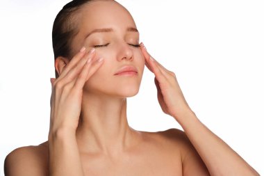 Genç güzel kız onun yüzüne Masaj