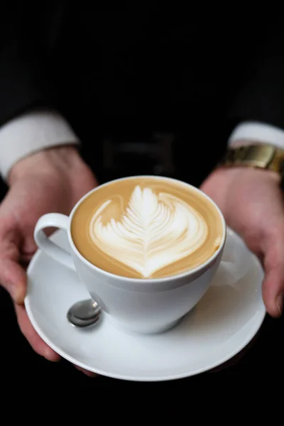 Mann Hält Tasse Cappuccino Der Hand — Stockfoto