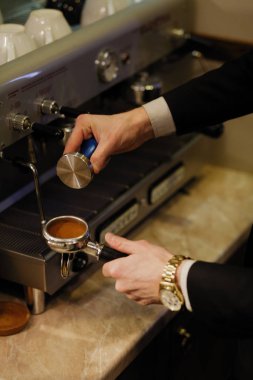 Barista kafede bir kahve yapıyor