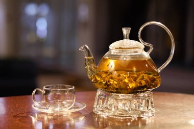 Cam çaydanlık ile yeşil çay tablo