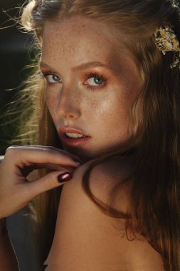 freckless Kızıl saçlı kızla portresi