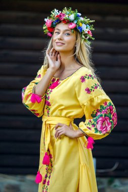Halk giyim mavi gözleri ile güzel sarışın Ukraynalı kız. Moda Boho tarzı. Geleneksel ve doğa tarzı. Ulusal görünüm